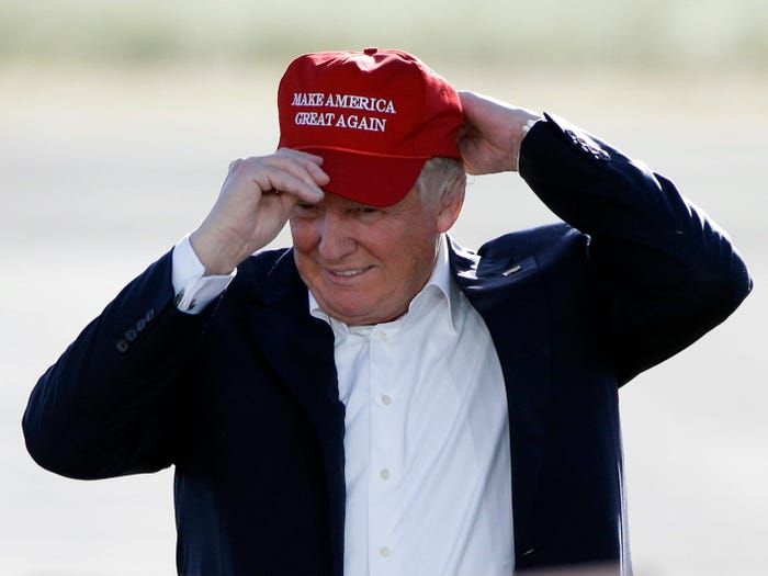 Đến thời ông Donald Trump, các món đồ lưu niệm không chỉ dừng lại ở những huy hiệu mà còn được “nâng cấp” thành nhiều sản phẩm đa dạng khác như biển báo, áo phông, cốc sứ, mũ và thậm chí là khẩu trang trong đại dịch Covid-19. Một ví dụ điển hình là hình ảnh ông Trump cùng chiếc mũ đỏ với dòng chữ “Làm nước Mỹ vĩ đại trở lại”. Chiến dịch vận động tranh cử Tổng thống Mỹ đã thay đổi như thế nào trong những năm qua?