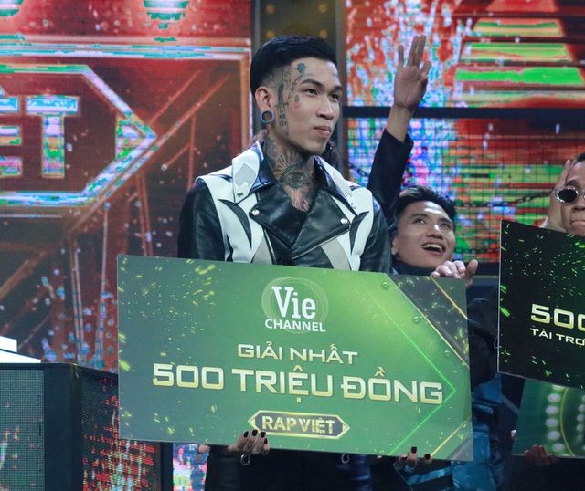Trong không khí căng thẳng, đêm Chung kết Rap Việt bùng nổ khi xướng tên Dế Choắt đăng quang ngôi vị Quán quân với giải thưởng anh nhận được là 500 triệu đồng.