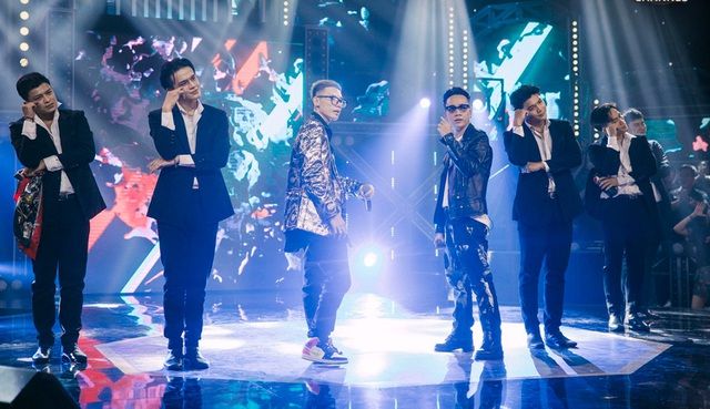 Giám khảo JustaTee và RPT MCK cùng kết hợp trong bản rap “Dân chơi xóm” máu lửa đã khiến 4 huấn luyện viên phải đứng lên nhún nhảy.