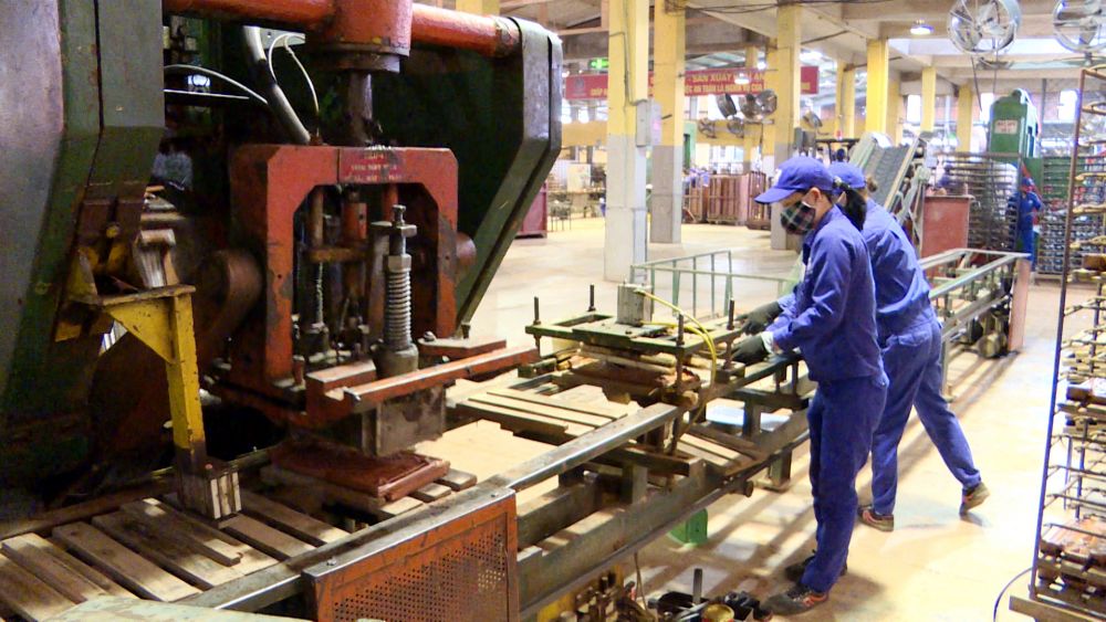 Các doanh nghiệp trên địa bàn tỉnh tăng cường sản xuất kinh doanh thời điểm cuối năm. Trong ảnh: Sản xuất tại Công ty CP Viglacera Hạ Long.