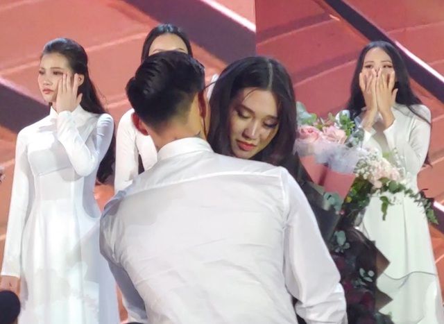 Bất ngờ hơn, người đẹp cũng không hề tránh né mà nhận hoa và để lại nhiều biểu cảm cho thấy cả hai rất thân thiết với nhau.