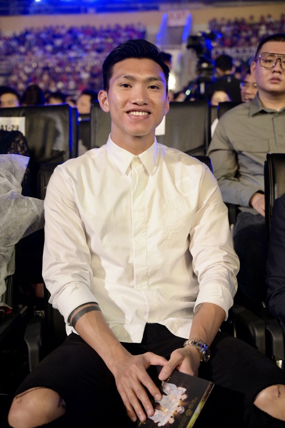 ầu thủ tuyển Việt Nam lựa chọn trang phục đơn giản khi tham dự đêm thi hoa hậu. 