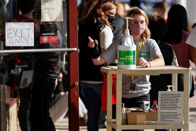 Nhiều trung tâm mua sắm cử nhân viên nhắc nhở người dân khử trùng tay và thực hiện các biện pháp phòng chống dịch cần thiết khi đi mua sắm. (Ảnh: Reuters)