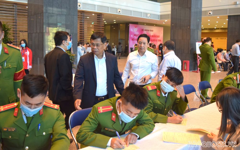 Các chiến sĩ công an thuộc lực lượng là ... tham gia đăng ký hiến máu nhân đạo.