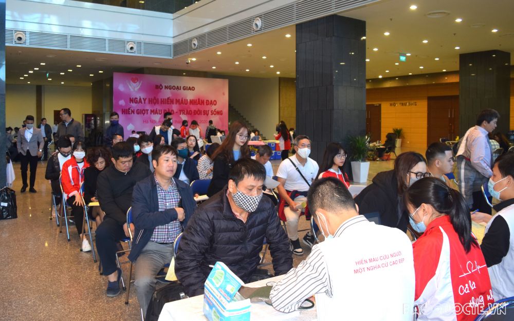 Cán bộ,đoàn viên xếp hàng kiểm tra sức khoẻ chờ hiến máu