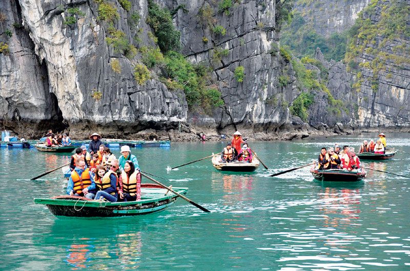 quang ninh lam du lich bai ban niu chan du khach
