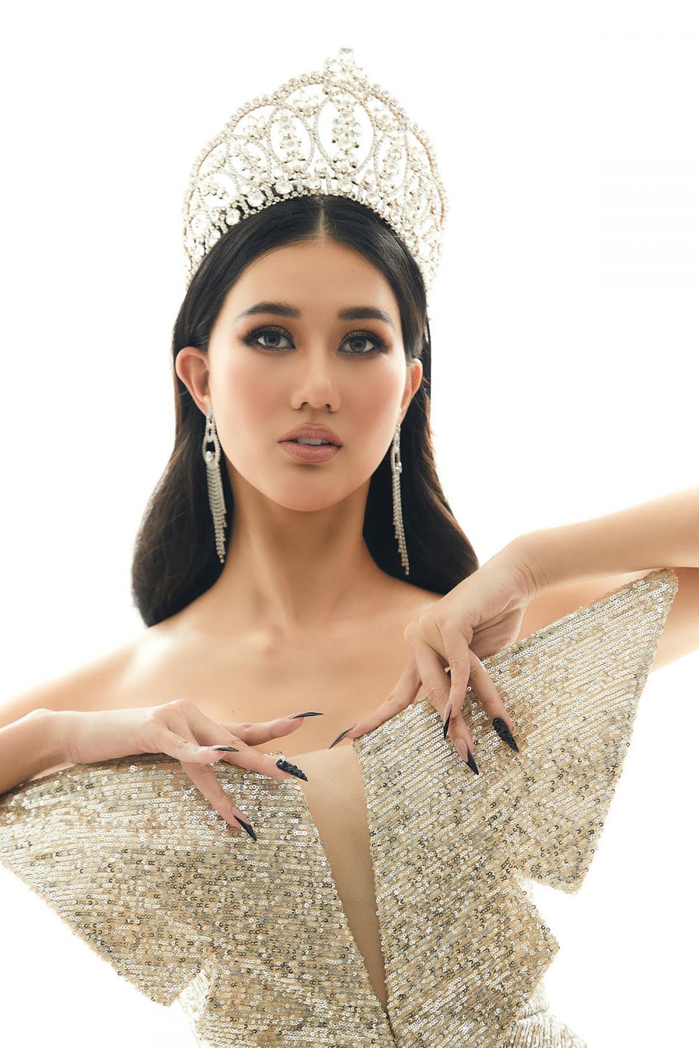 Cũng nhân dịp này, Bích Trâm đã trình làng bộ ảnh chính thức mà mình và ê-kíp chuẩn bị, thực hiện để ra mắt với các khán giả và dùng làm động lực để có được tinh thần trọn vẹn, hoàn hảo nhất khi đến với Miss Global 2021.