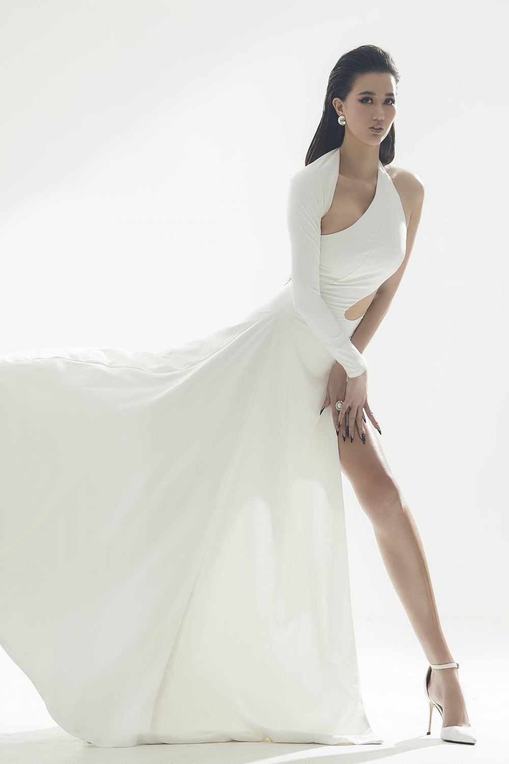 Bộ trang phục này được phối với giày cao gót trắng cũng góp phần làm nổi bật lên đôi chân dài của Bích Trâm.