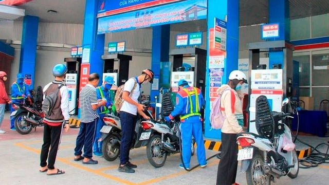 chieu 129 gia xang dau dong loat giam hon 1000 donglit