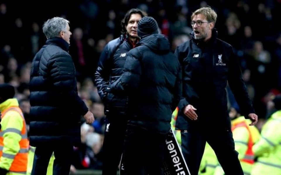 mourinho va jurgen klopp cai nhau nay lua ngay tren san