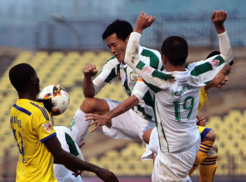 v league siet chat ky luat van day bao luc