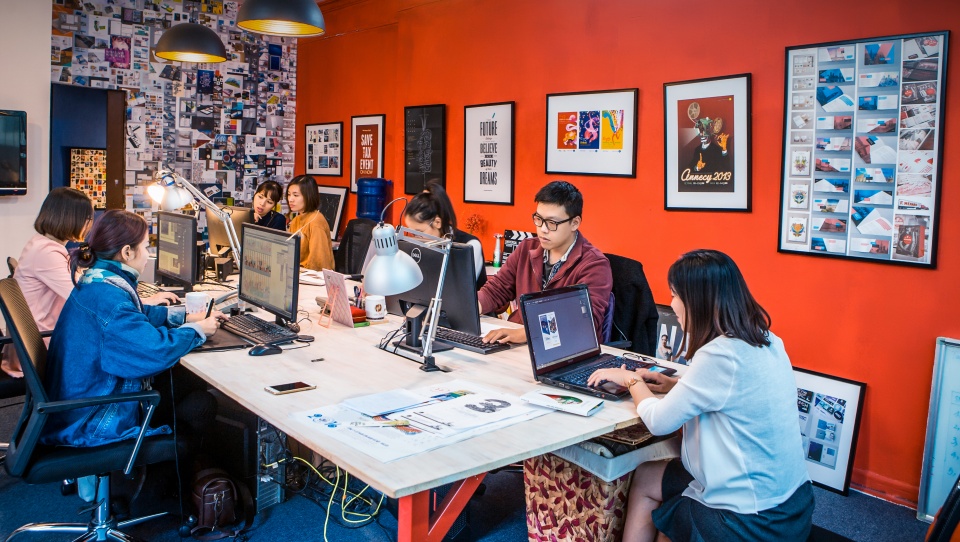 chuyen loi nguoc dong ngoan muc cua chiec logo