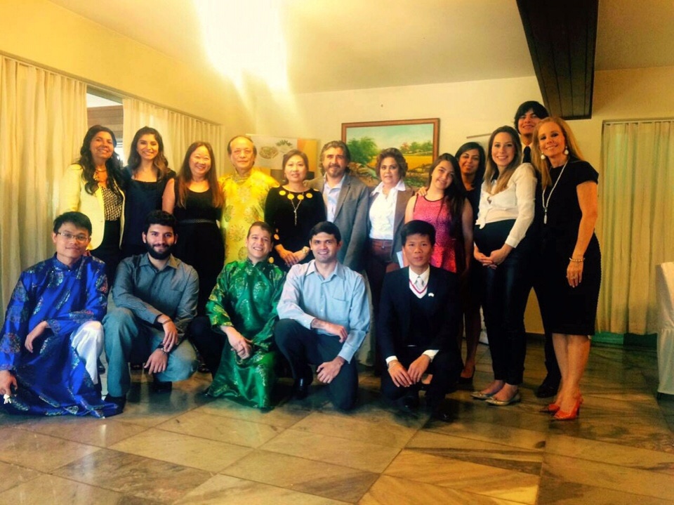 ban ron nhu phu nhan dai su