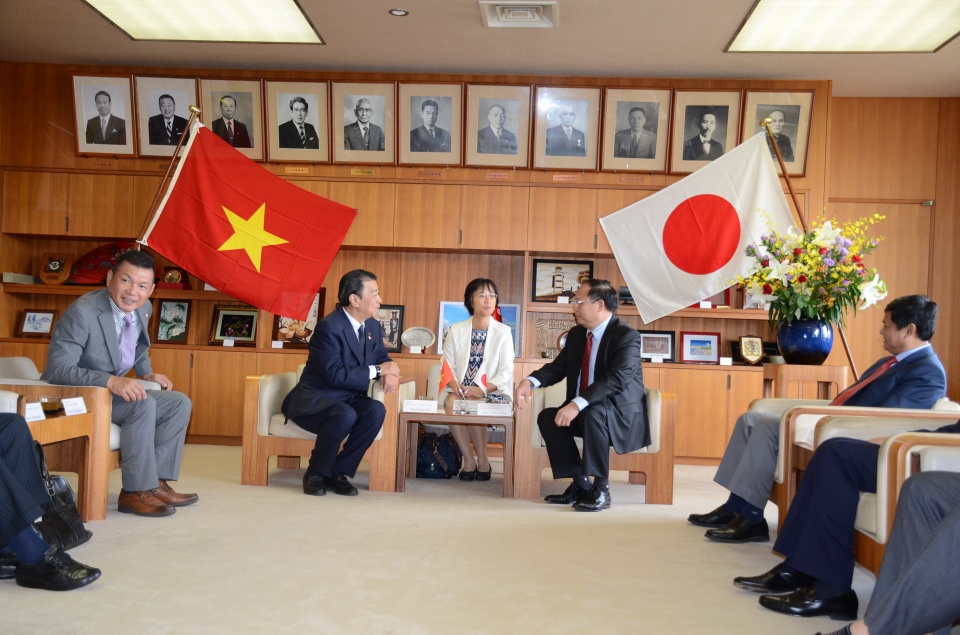 phia sau cabin phien dich