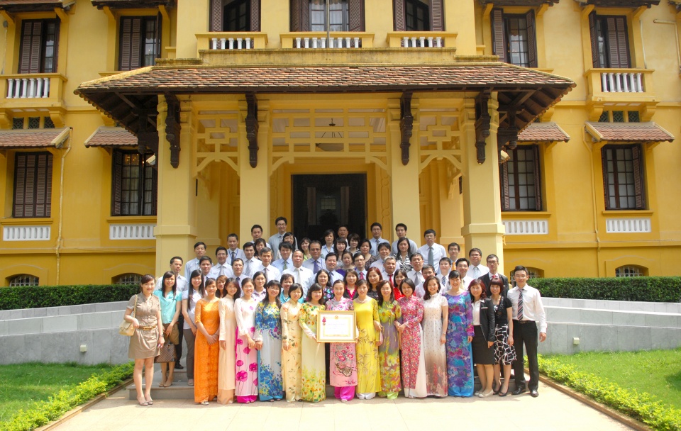 lanh su viet nam tu hao tiep buoc 70 nam truyen thong ve vang