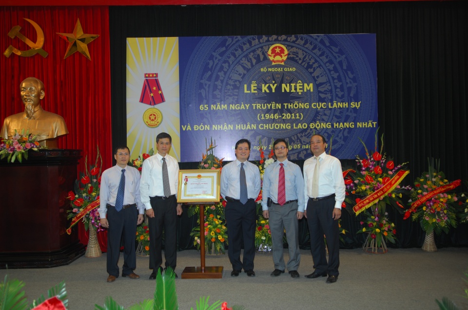 lanh su viet nam tu hao tiep buoc 70 nam truyen thong ve vang