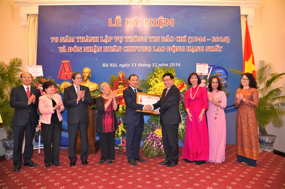 70 nam vung vang giua dong chay thoi dai