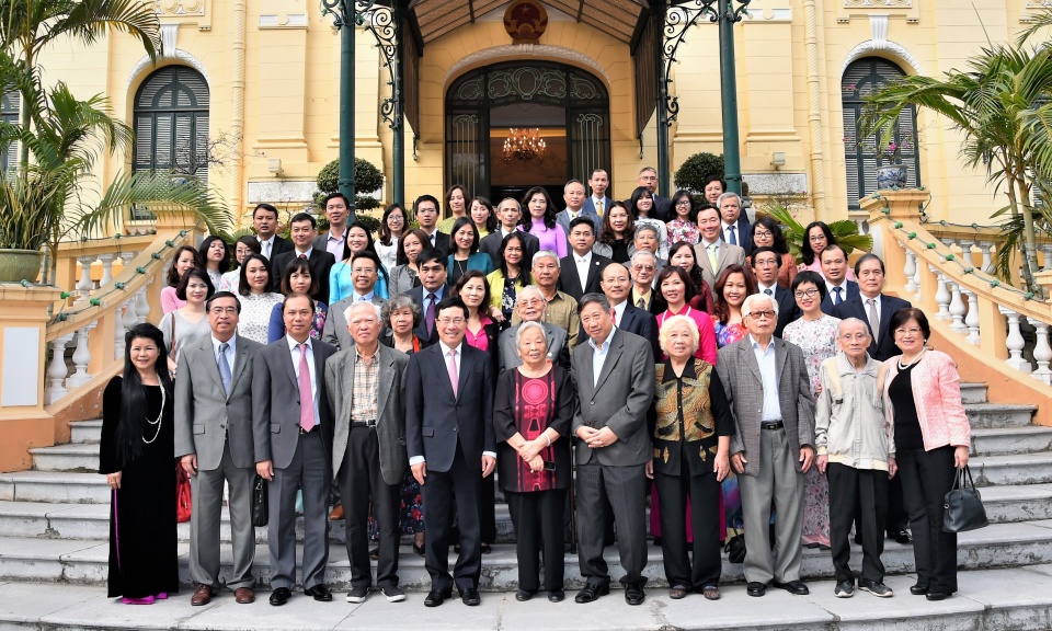 70 nam vung vang giua dong chay thoi dai