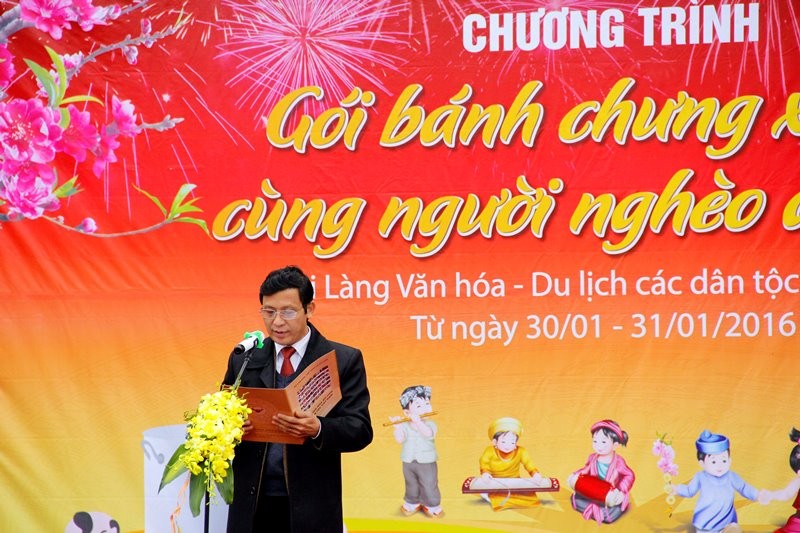 Gói bánh chưng tặng người nghèo tại Làng Văn hóa nhung nghia cu cao dep trong dip tet tai lang van hoa