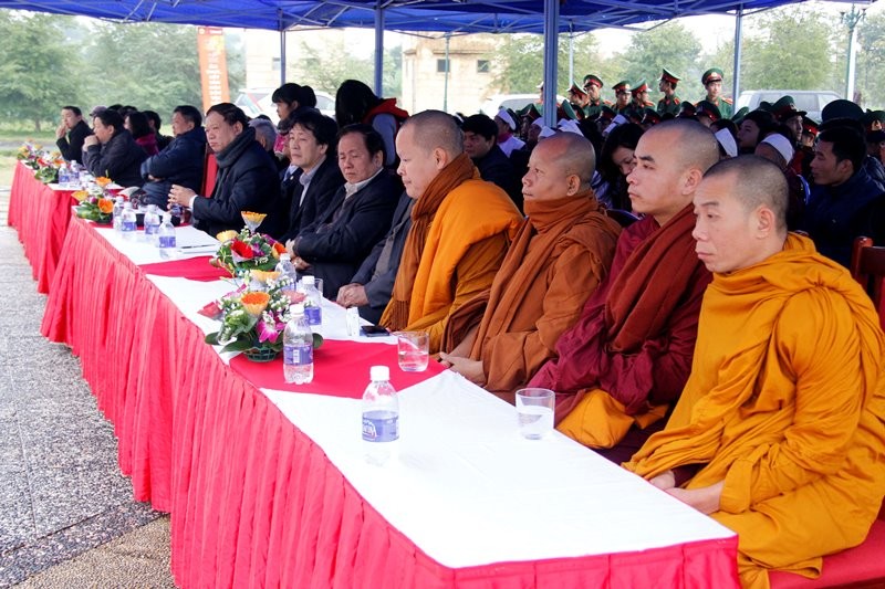 Gói bánh chưng tặng người nghèo tại Làng Văn hóa nhung nghia cu cao dep trong dip tet tai lang van hoa