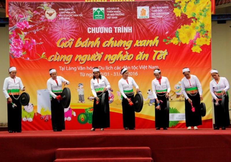 Gói bánh chưng tặng người nghèo tại Làng Văn hóa nhung nghia cu cao dep trong dip tet tai lang van hoa