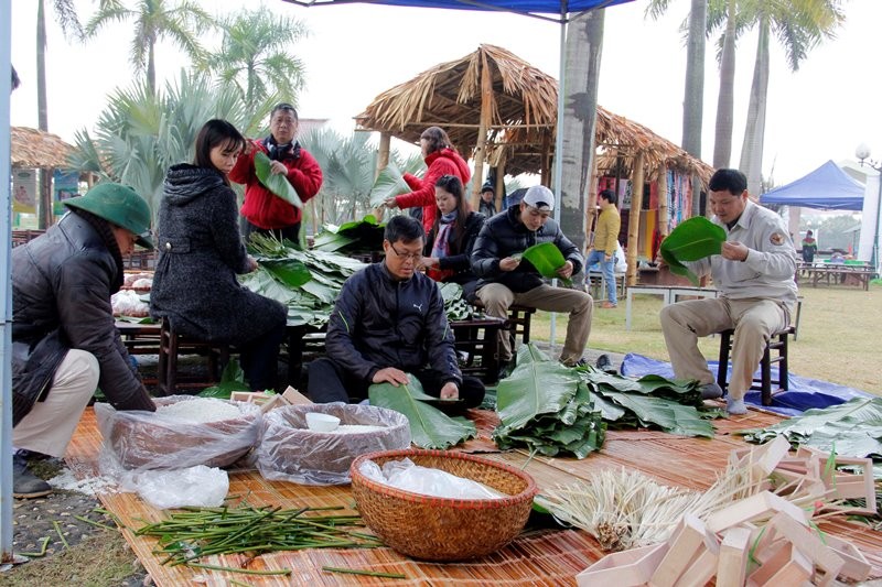 Gói bánh chưng tặng người nghèo tại Làng Văn hóa nhung nghia cu cao dep trong dip tet tai lang van hoa