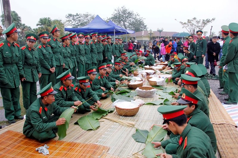 Gói bánh chưng tặng người nghèo tại Làng Văn hóa nhung nghia cu cao dep trong dip tet tai lang van hoa