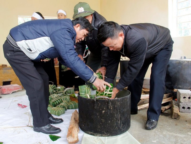 Gói bánh chưng tặng người nghèo tại Làng Văn hóa nhung nghia cu cao dep trong dip tet tai lang van hoa