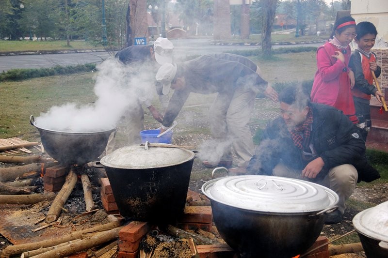 Gói bánh chưng tặng người nghèo tại Làng Văn hóa nhung nghia cu cao dep trong dip tet tai lang van hoa