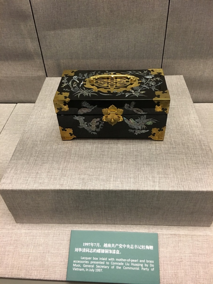 quan he viet trung va thong diep cua nhung mon qua