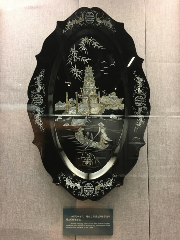 quan he viet trung va thong diep cua nhung mon qua