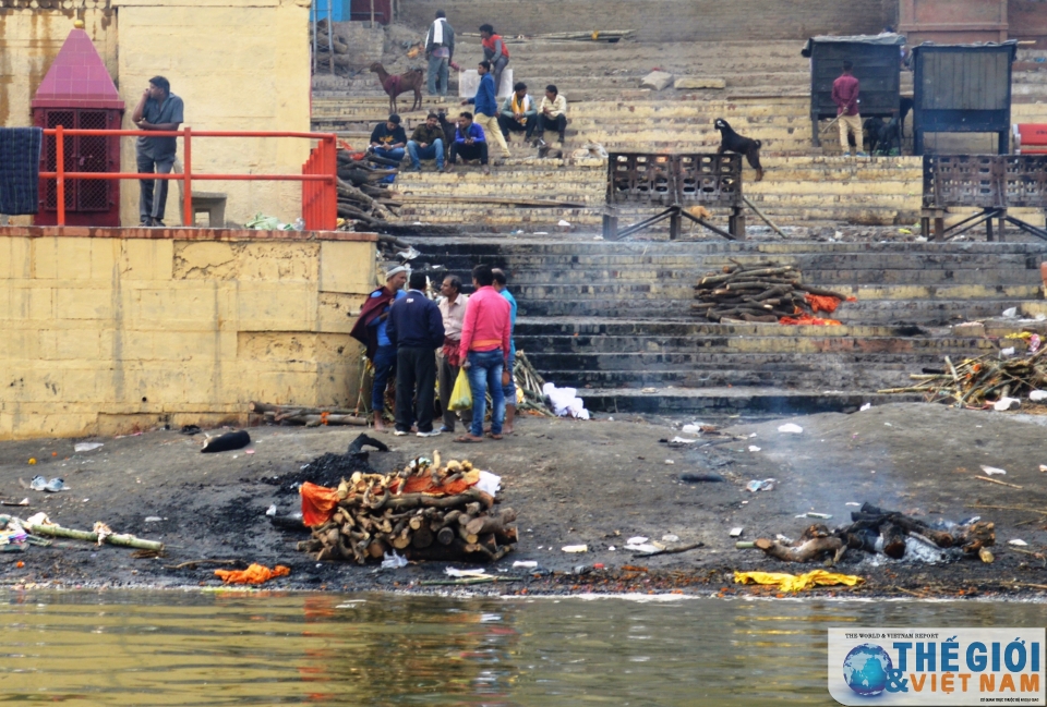 tham quan varanasi vung dat thanh linh thieng ben song hang