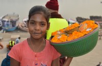 loa mat ngoi den bang vang ben ho nuoc thieng phuc vu 100000 suat an mien phi moi ngay