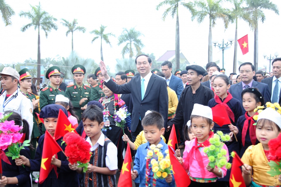 chu tich nuoc tham gia vong xoe dai doan ket tai dong mo