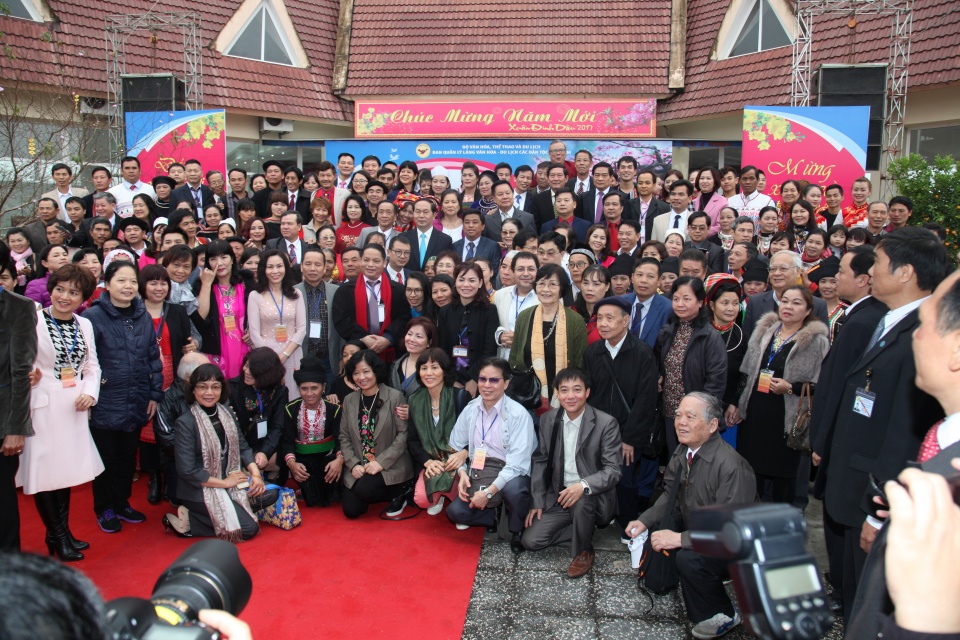 chu tich nuoc tham gia vong xoe dai doan ket tai dong mo