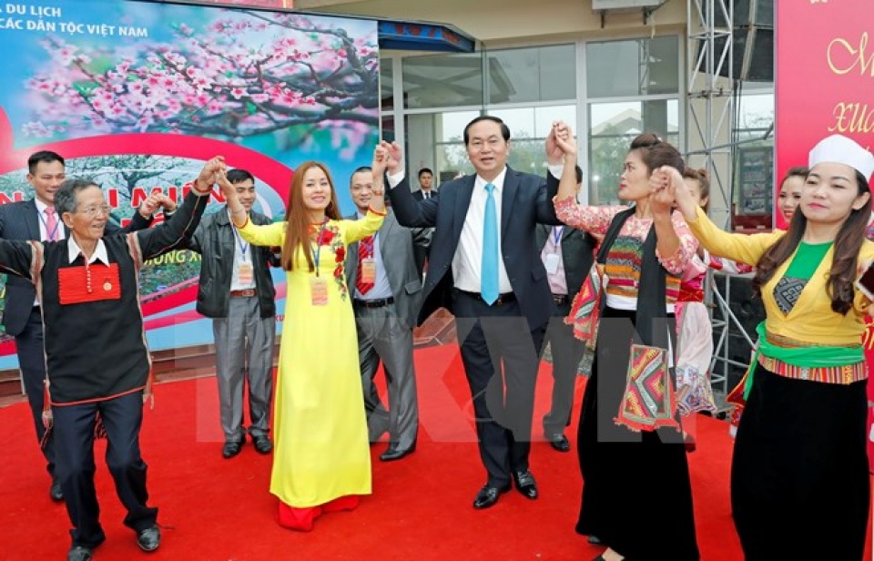 chu tich nuoc tham gia vong xoe dai doan ket tai dong mo