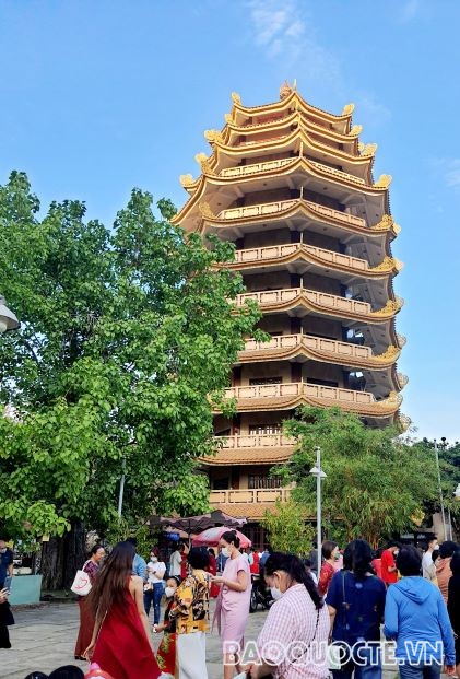 Người dân TP Hồ Chí Minh náo nức đến chùa đầu Xuân