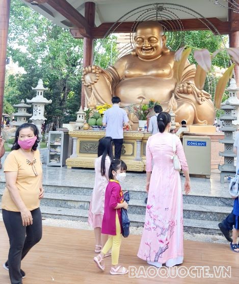 Người dân TP Hồ Chí Minh náo nức đến chùa đầu Xuân