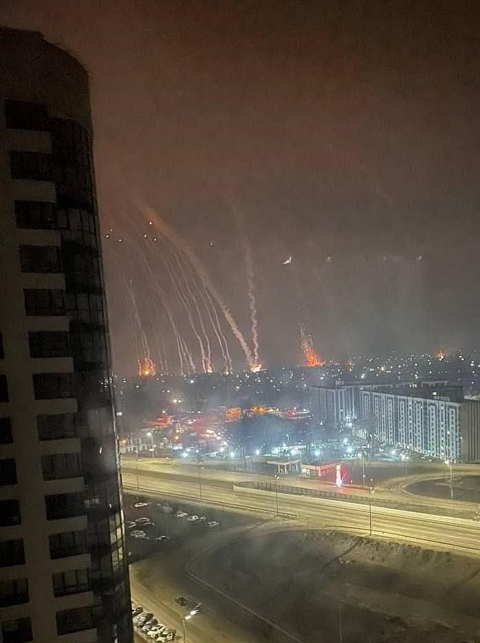 Nga bao vây một số thành phố của Ukraine, Ukraine cũng đẩy lùi cuộc tấn công của Nga vào một căn cứ quân sự ở Kiev