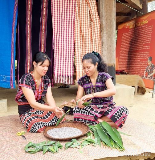 Rộn ràng Lễ mừng lúa mới của dân tộc Tà Ôi Rộn ràng Lễ mừng lúa mới của dân tộc Tà Ôi