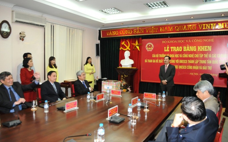 le trao bang khen cua bo truong bo khoa hoc va cong nghe