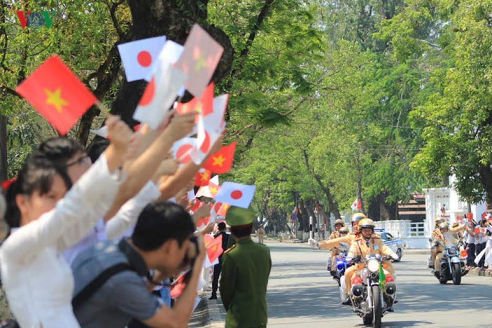 nha vua va hoang hau nhat ban roi hue nhung khoanh khac xuc dong