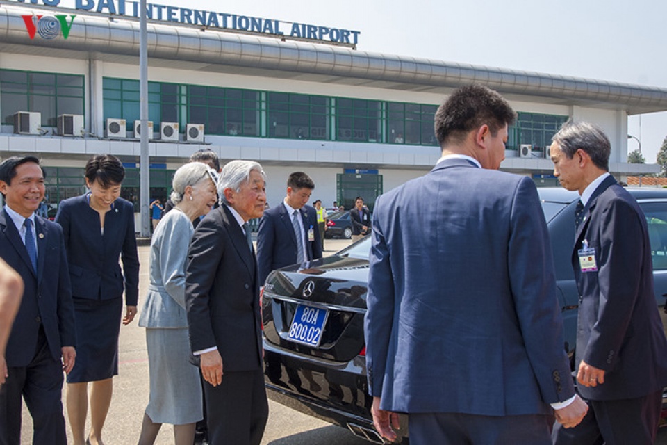 nha vua va hoang hau nhat ban roi hue nhung khoanh khac xuc dong