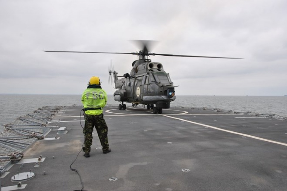 hon 1500 binh sy nato tap tran tai bien den