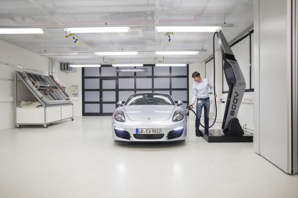 cu huych cho thi phan o to chay pin