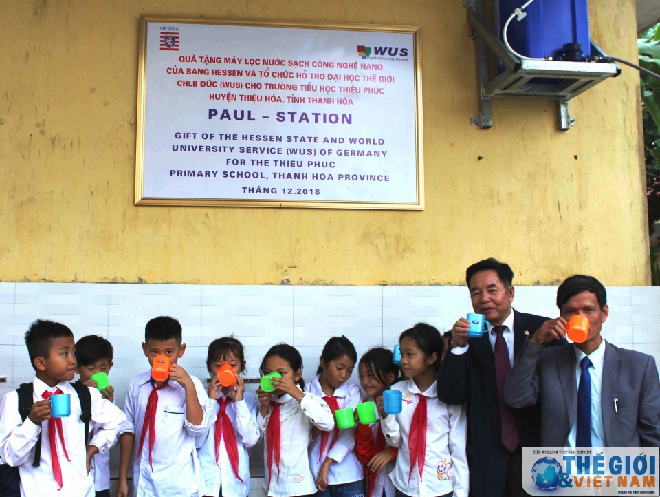 theo chan ong nuoc sach len non xuong bien