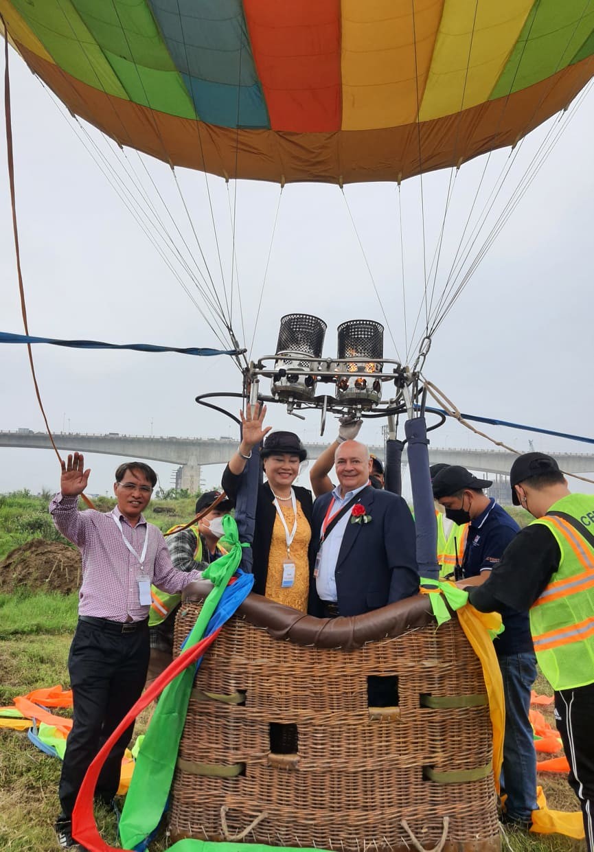 (T-P) Ông Phạm Anh Tuấn và bà Lê Bích Phương- 2 Phó Tổng Giám Đốc Công ty Chiến Thắng và Manuel Araujo người Bồ Đào Nha là một trương những du khách đầu tiên tham gia trải kiệm. (Ảnh: Nguyễn Mạnh Cường)