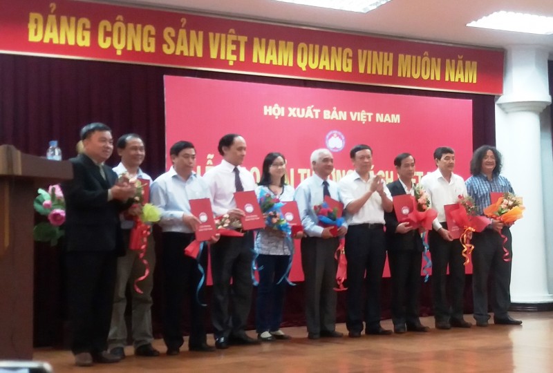 lich su viet nam doat giai vang sach hay