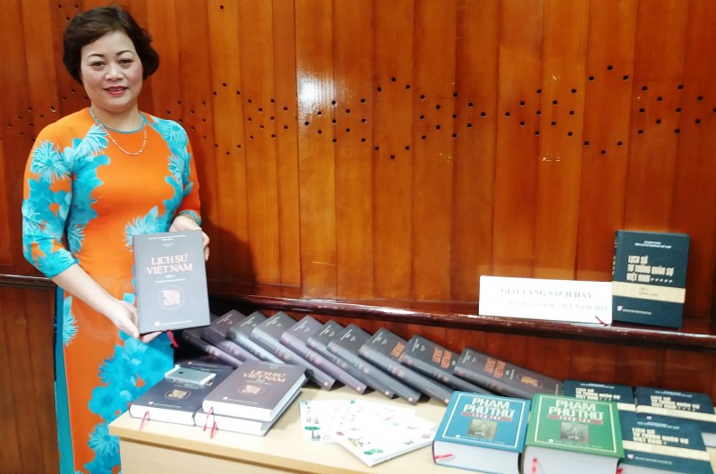 lich su viet nam doat giai vang sach hay