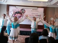 dai su quan israel trao tang 100 xe lan cho tre khuyet tat viet nam